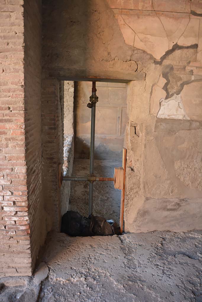 VI 2 4 Pompeii December 2017 Doorway In South Wall Of Oecus Into